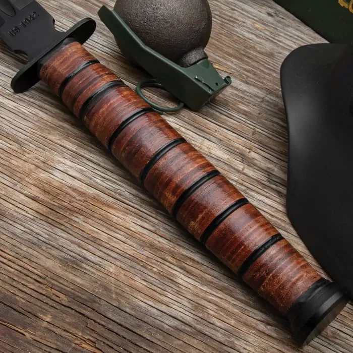US 1942 Double-Edge Combat Sword And Sheath - AUS-6 Stainless Steel Blade, Leather Stacked Handle - Length 27 1/2β - Image 6